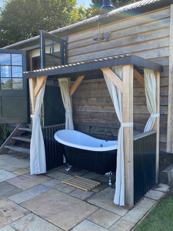 The Rabbit Warren Shepherd Hut Ketton Exteriör bild