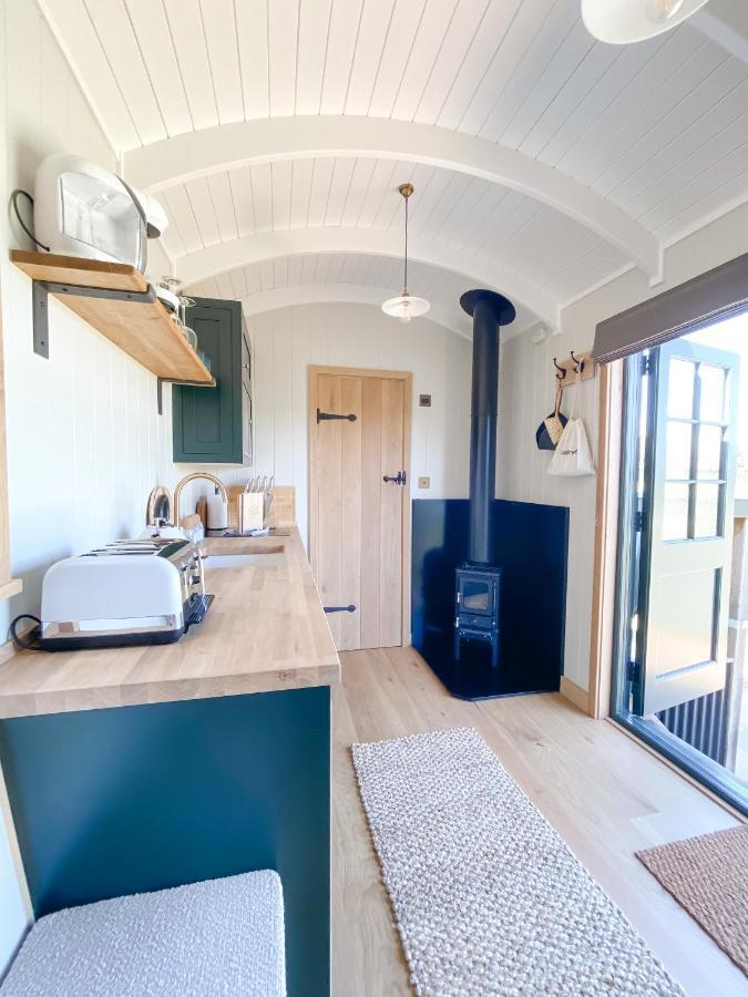 The Rabbit Warren Shepherd Hut Ketton Exteriör bild